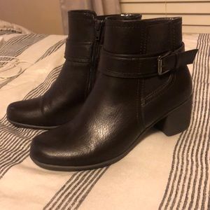 Heeled brown boots